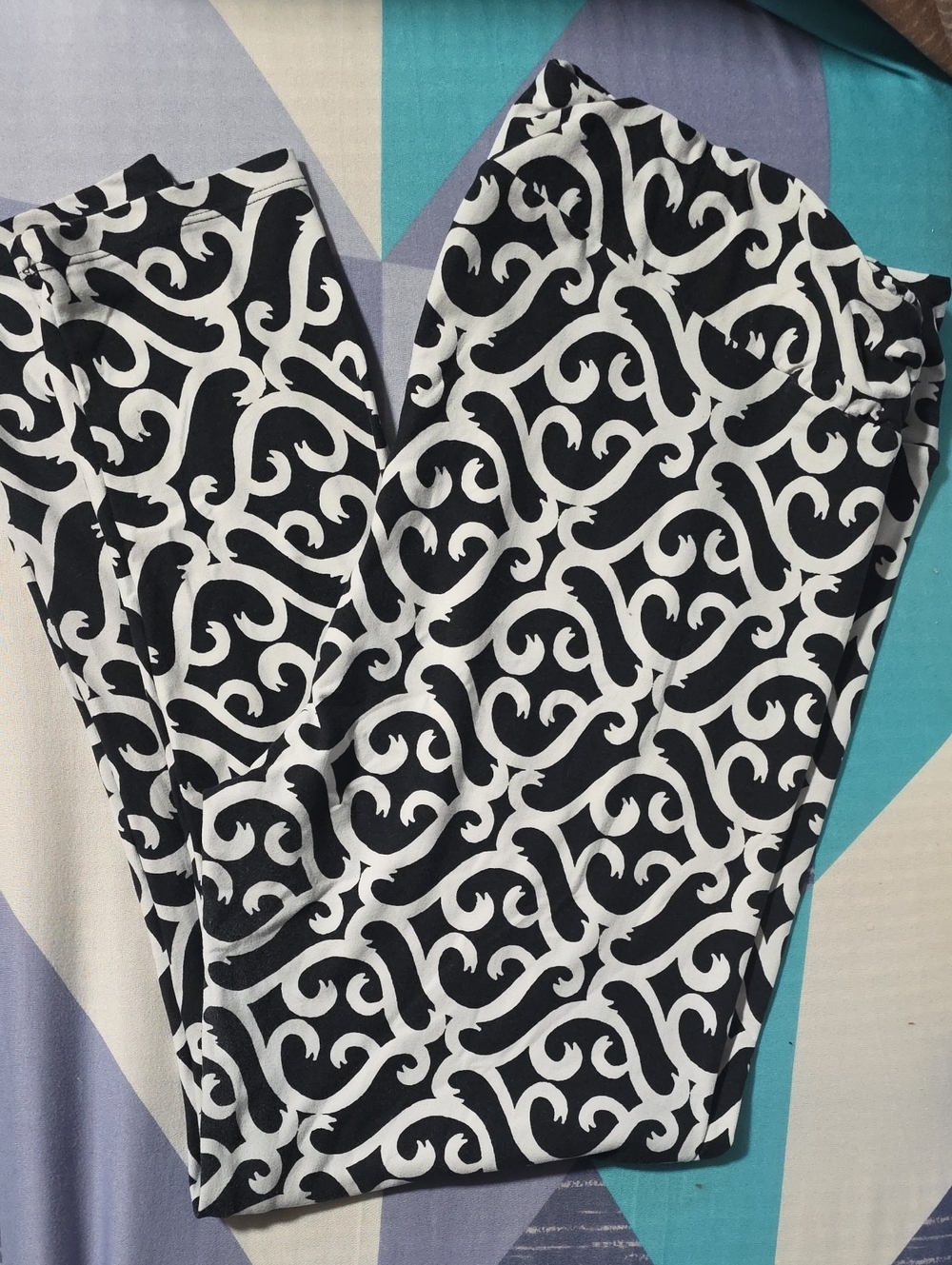 LuLaRoe Black & White Scroll-Print Leggings